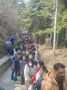  Kashmir. Massive crowds of Pilgrims in Shankracharya Temple Srinagar
