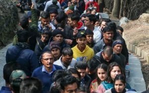  Kashmir. Massive crowds of Pilgrims in Shankracharya Temple Srinagar