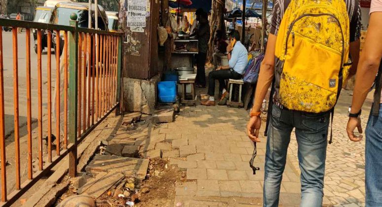 Pavement of hawkers and shopkeepers blocked in Malad