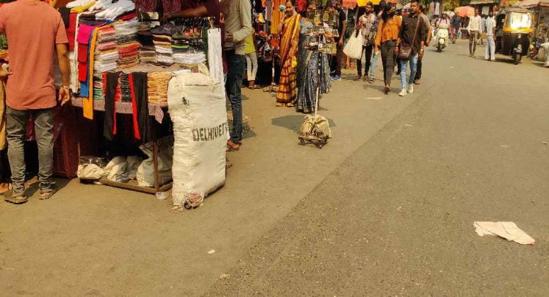 Pavement of hawkers and shopkeepers blocked in Malad