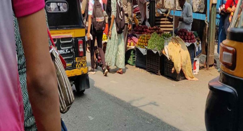 Pavement of hawkers and shopkeepers blocked in Malad