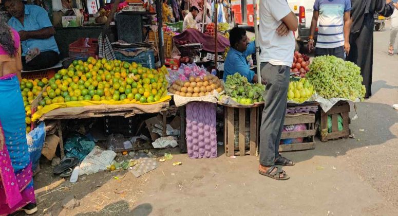 Pavement of hawkers and shopkeepers blocked in Malad