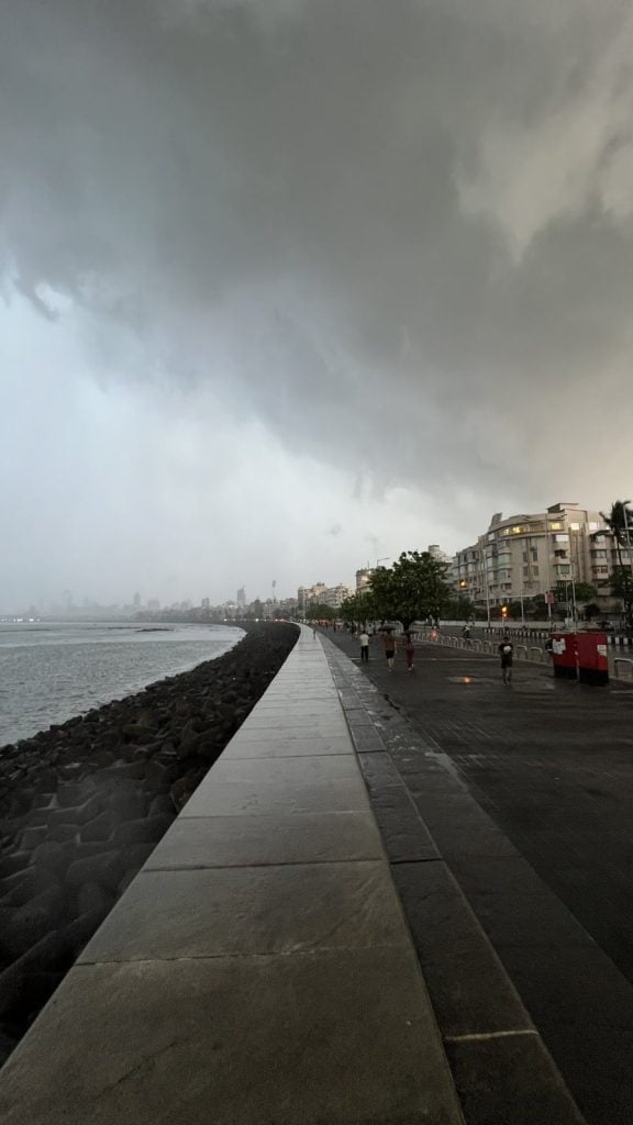  Heavy rain in Mumbai, see the visuals of Nariman Point