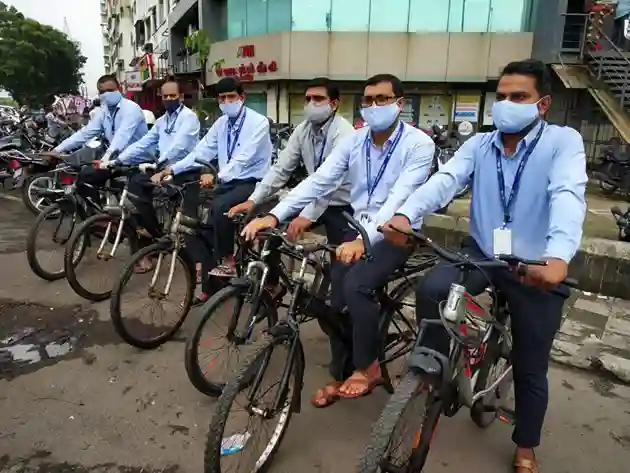 This Surat bank giving bicycle allowance of Rs.500 per month to the employees who come with bicycles for the last two years.