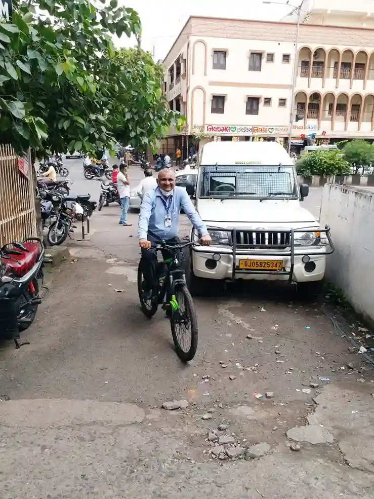 This Surat bank giving bicycle allowance of Rs.500 per month to the employees who come with bicycles for the last two years.